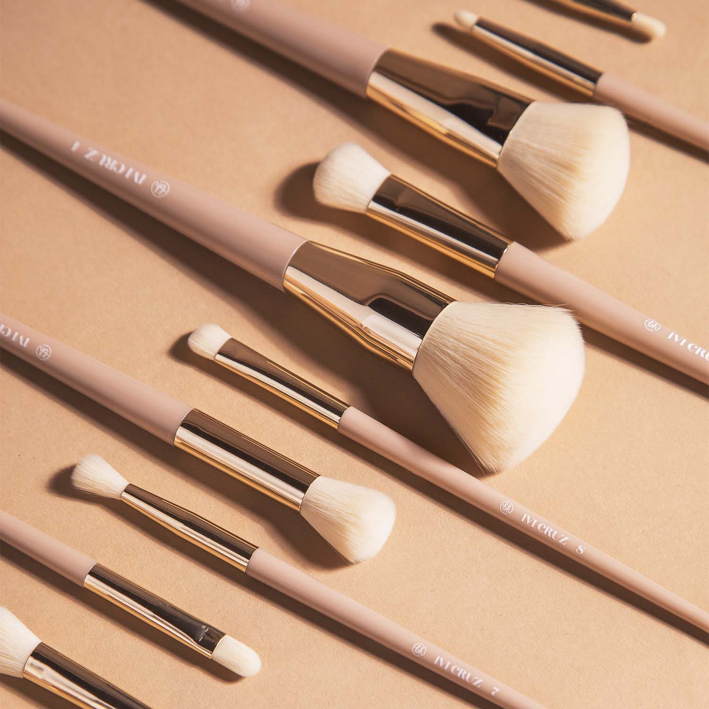 BH Cosmetics Ivi Cruz Brush Set  12 Pieces Pinceaux Visage & Yeux